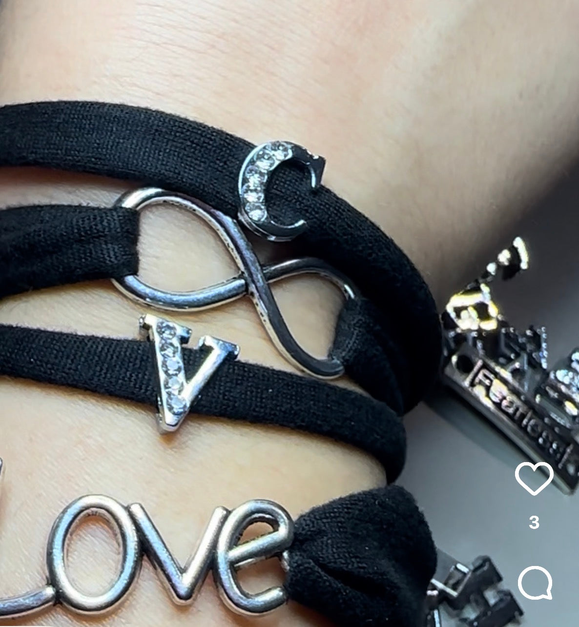 Bracciale con lettera e simboli