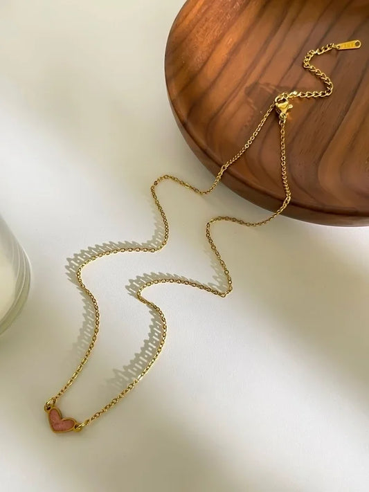 Collana elegante a forma di cuore smaltato