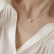 Collana con fiore e perle di acqua dolce